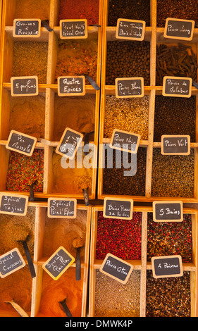 Amboise serata estiva, mercato delle spezie con stallo pungenti odori e spezie in polvere in scatole aperte Foto Stock