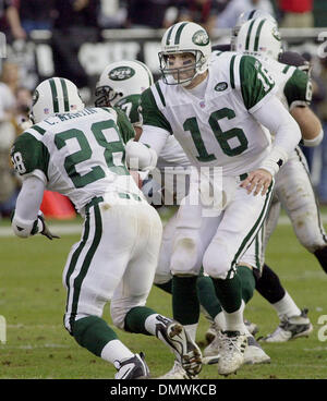 Jan 07, 2002; Oakland, CA, Stati Uniti d'America; New York getti quarterback Vinny Testeverde Hands off a Curtis Martin contro Oakland Raiders di Network Associates Coliseum di Oakland, California, domenica 7 gennaio 2002. Foto Stock