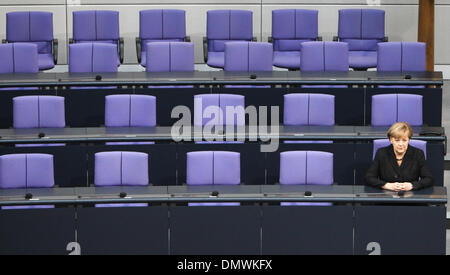 Berlino, Germania. Xvii Dec, 2013. Il cancelliere tedesco Angela Merkel si siede sul banco di governo dopo il suo giuramento nella cerimonia al Bundestag, Germania la camera bassa del Parlamento, a Berlino, in Germania il Dic. 17, 2013. Angela Merkel è stato rieletto in una votazione nella camera bassa del Parlamento martedì per un terzo mandato e il suo governo di coalizione sarà giurato in ufficio a regola d'Europa l'economia più grande per i prossimi quattro anni. Credito: Zhang ventola/Xinhua/Alamy Live News Foto Stock