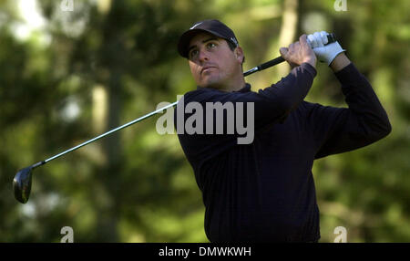 Jan 31, 2002; Pebble Beach, CA, Stati Uniti d'America; Pat Perez colpisce il suo tee-shot sul diciottesimo foro in colline di papavero durante il primo round dell'A.T.&T. National Pro-Am a Pebble Beach, California giovedì, 31 gennaio 2002. Perez ha terminato a 6-sotto. Foto Stock