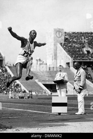 3 maggio 1936 - Berlino, Germania - atleta americano Jesse Owens competere nel salto in lungo evento, durante i Giochi Olimpici di Berlino 1936. (Credito Immagine: © Keystone Pictures USA/ZUMAPRESS.com) Foto Stock