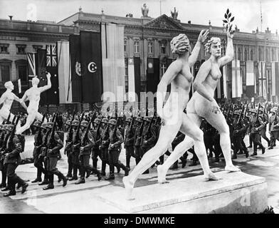 1 agosto 1936 - Berlino, Germania - La città di Berlino è decorata con bandiere e statue come la folla folla dei marciapiedi per una marcia militare-passato durante i Giochi Olimpici. (Credito Immagine: © Keystone Pictures USA/ZUMAPRESS.com) Foto Stock