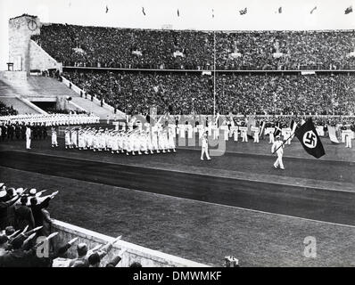 1 agosto 1936 - Berlino, Germania - Nel giorno di apertura del 1936 ai Giochi Olimpici di Berlino, il team tedesco passeggiate passato rivedendo stand. (Credito Immagine: © Keystone Pictures USA/ZUMAPRESS.com) Foto Stock