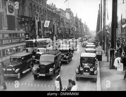 Agosto 8, 1936 - Berlino, Germania - uno di Berlino occupato centri, come la folla olimpico fanno la loro strada da e per lo stadio Olimpico. Il 'Linden è uno di Berlino, il punto principale dei punti di centro. (Credito Immagine: © Keystone Pictures USA/ZUMAPRESS.com) Foto Stock