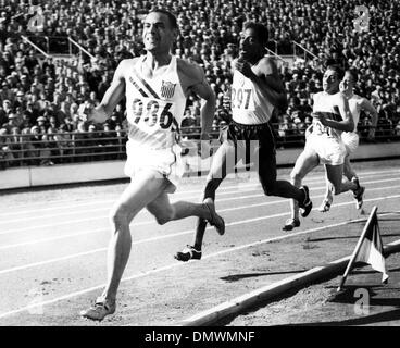 Luglio 23, 1952 - Helsinki Finlandia - le 1952 Olimpiadi di estate si sono tenuti a Helsinki in Finlandia ed erano anche noti come i giochi della XV Olimpiade. Nella foto: American MAL WHITFIELD (986) vincente negli ultimi cento metri la 800 metri finali. (Credito Immagine: © Keystone Pictures USA/ZUMAPRESS.com) Foto Stock