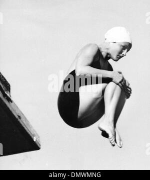 2 agosto 1952 - Helsinki Finlandia - American diver PAT MCCORMICK di noi visto in azione vincendo le Finali della High Diving durante l'evento Helsinki Olimpiadi di estate 1952..Mandatory Credit: Foto da KPA/ZUMA Premere..(©) Copyright 1952 da KPA (credito Immagine: KEYSTONE Pictures USA/ZUMAPRESS.com Foto Stock