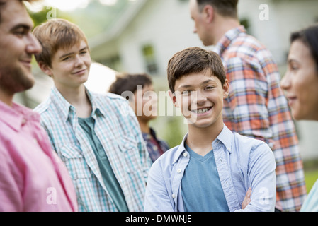 Gruppo di persone Adulti e adolescenti summer party. Foto Stock