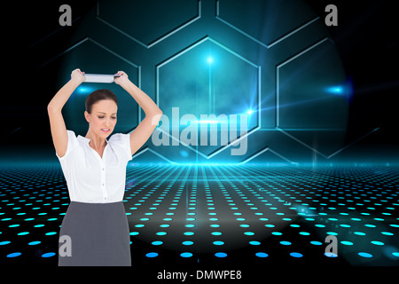 Immagine composita di angry imprenditrice gettando il suo tablet pc Foto Stock