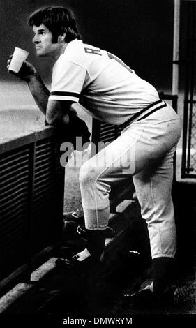 Aug 05, 1970 - Cincinnati, Ohio, Stati Uniti d'America - PETE ROSE (R) qui con il compagno di squadra Johnny banco, è stato dato il soprannome di 'Charlie Hustle' presto nella sua carriera professionale come un giocatore per i Cincinnati Reds. Durante i suoi 24 anni di major league carriera sarebbe giocare cinque diverse posizioni di campo, per tre diverse squadre, stabilire il record per la maggior parte dei colpi di carriera, [4256], e riprodotti in mor Foto Stock