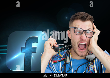 Immagine composita di frustrati ingegnere informatico urlando durante una chiamata nella parte anteriore della cpu aperto Foto Stock