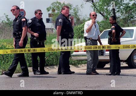 6 maggio 1993 - Memphis Occidentale, AR, U.S. - 6 Maggio 1993 - Insp. Gary Gitchell (secondo da destra), del Memphis occidentale il dipartimento di polizia, capeggiato dall'indagine sulla morte di tre Memphis occidentale 8 anni. Una barriera di polizia è stato istituito presso l'intersezione di W. E. Catt Street e McAuley Drive West, che termina in un piccolo cul-de-sac al di là della quale i corpi sono stati trovati immersi in un Foto Stock