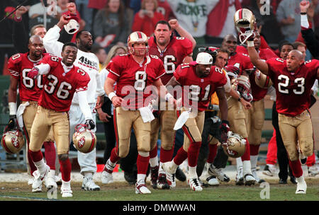 Jan 03, 1998; San Francisco, CA, Stati Uniti d'America; il 49er panca exp[odi fuori margine come il tempo si esaurisce e sigilla la vittoria. Foto fatta Gen 3, 1998. Foto Stock