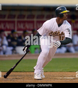 Jun 07, 2001; Oakland, CA, Stati Uniti d'America; Oakland Athletics' Terrence lungo, #12, orologi il volo della sua palla dopo aver colpito un assolo di homerun contro Houston Astros' lanciatore Roy Oswalt, #44, nel quarto inning del loro gioco su Venerdì, 7 giugno 2002 presso la Network Associates Coliseum di Oakland, California Questo è stato a lungo il secondo homerun in gioco. Foto Stock