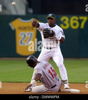 Jun 07, 2001; Oakland, CA, Stati Uniti d'America; Oakland Athletics' Miguel Tejada, #4, forze fuori Houston Astros' Richard Hidalgo, #15, in corrispondenza della seconda e getta fuori Daryle Ward, #31, in un primo momento per completare il doppio gioco nel secondo inning del loro gioco su Venerdì, 7 giugno 2002 presso la Network Associates Coliseum di Oakland, California Foto Stock