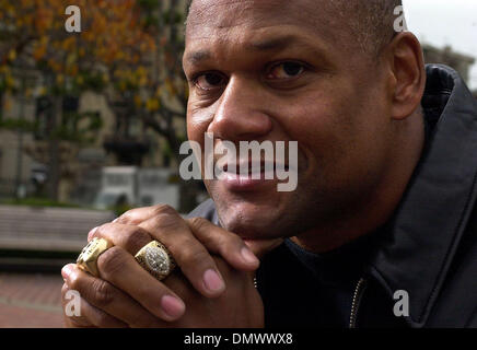 Jan 19, 2002; San Francisco, CA, Stati Uniti d'America; Ex San Francisco 49ers wide receiver Mike Wilson, da Manhattan Beach, mette in mostra il suo ventitreesimo e ventiquattresimo Super Bowl Ring Domenica, 16 dicembre 2001 a San Francisco, California. Super Bowl anello #23 è alla sua destra e #24 è alla sua sinistra. Wilson ha suonato per il 49ers per dieci anni. Foto Stock