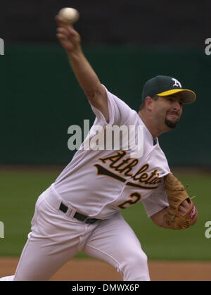 Apr 04, 2002; Oakland, CA, Stati Uniti d'America; una partenza del lanciatore Cory Lidle vele uno a casa piastra contro il Rangers reti Colisium associate a Oakland, in California. Giovedì 4 Aprile 2002. I Rangers battere le A 7-2 con i Rangers rigature 5 corre nella sesta inning. Foto Stock