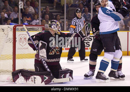 Apr 20, 2002; San Jose, CA, Stati Uniti d'America;San Jose Sharks" Scott Thorton, #17, può solo guardare come Phoenix Coyote' goalie Sean Burke, #1, le catture il puck con le punte del suo guanto nel secondo periodo di gioco 2 del primo round Western Division Quarti di Finale di Sabato, 20 Aprile 2002 presso il Compaq Center di San Jose, California Phoenix battere San Jose 3-1. Foto Stock