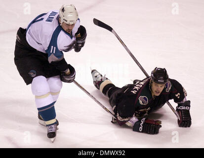 Apr 20, 2002; San Jose, CA, Stati Uniti d'America; San Jose Sharks" Owen Nolan, #11, utilizza il suo bastone di viaggio fino a Phoenix Coyote' Drake Berehowsky, #5, nel terzo periodo di gioco 2 del primo round Western Division Quarti di Finale di Sabato, 20 Aprile 2002 presso il Compaq Center di San Jose, California Phoenix battere San Jose 3-1. Foto Stock