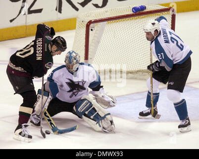 Apr 20, 2002; San Jose, CA, Stati Uniti d'America;San Jose Sharks' goalie Evgeni Nabokov, #35, gestisce al blocco Phoenix Coyote' Denis Pederson, #10, come squali' Bryan Marchment, #27, custodisce il net nel terzo periodo di gioco 2 del primo round Western Division Quarti di Finale di Sabato, 20 Aprile 2002 presso il Compaq Center di San Jose, California Phoenix battere San Jose 3-1 Foto Stock