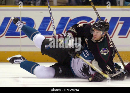 Apr 20, 2002; San Jose, CA, Stati Uniti d'America; San Jose Sharks' Bryan Marchment, #27, viene sbattuto nel ghiaccio da Phoenix Coyote' Ossi Vaananen, #4, nel secondo periodo di gioco 2 del primo round Western Division Quarti di Finale di Sabato, 20 Aprile 2002 presso il Compaq Center di San Jose, California Phoenix battere San Jose 3-1. Foto Stock