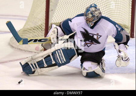 Apr 20, 2002; San Jose, CA, Stati Uniti d'America; San Jose Sharks' goalie Evgeni Navokov, #35, blocca un colpo da Phoenix Coyote nel primo periodo di gioco 5 del primo round Western Division quarti di finale di Venerdì, 26 Aprile 2002 presso il Compaq Center di San Jose, California Foto Stock