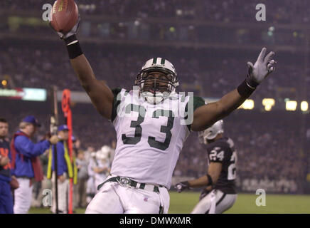 Dic 02, 2002; Oakland, CA, Stati Uniti d'America; New York getti" Jerald Sowell, #33, celebra dopo segnando un touchdown nel secondo trimestre del loro gioco su lunedì 2 dicembre 2002 presso la Network Associates Coliseum di Oakland, California Foto Stock