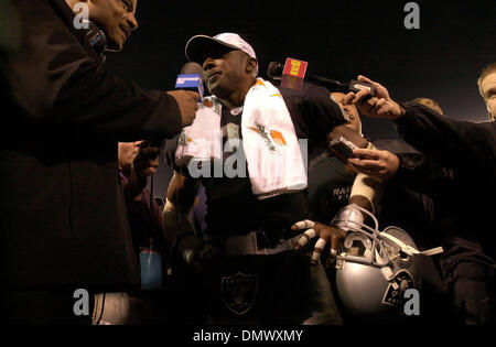 Dic 02, 2002; Oakland, CA, Stati Uniti d'America; Oakland Raiders' Tim Brown, #81, parla ai media su come rendere più di mille catture di carriera dopo la loro vittoria 26-20 sopra la New York getti su lunedì 2 dicembre 2002 presso la Network Associates Coliseum di Oakland, California Foto Stock