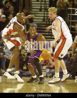 Dic 10, 2002; Oakland, CA, Stati Uniti d'America; Los Angeles Lakers Kobe Bryant spinge fuori su Golden State Warrior Antawn Jamison come Troy Murphy guarda nel 1 ° trimestre del loro gioco a Oakland Coliseum Martedì Dicembre 10,2002. Foto Stock