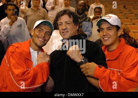 Dic 02, 2005; Las Vegas, NV, Stati Uniti d'America; il pugilato: WBC/IBF Super campione del peso Gallo OSCAR LARIOS pone con Sylvester Stallone e Larios' Trainer EDISON REYNOSO. Room Mate Larios facce Israele Vasquez per il pacifico mondo Super Peso gallo titolo. Sylvester Stallone è attualmente in Las Vegas le riprese "Rocky 6'. Lo scontro è sul undercard del mondo Undsiputed Middleweight Championship bout tra B Foto Stock