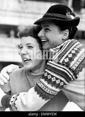 Gen 31, 1956 - Cortina d'Ampezzo, Italia - American skater TENLEY ALBRIGHT dagli Stati Uniti ha vinto la figura pattinare sul ghiaccio figurey obbligatoria. Il secondo posto è stato preso da Heiss dagli USA come bene e al terzo posto da Wendl dall'Austria. La foto mostra Albright con il suo trainer MARABEL VINSON dopo la concorrenza durante i Giochi Olimpici Invernali in Italia. (Credito Immagine: © Keystone P Foto Stock