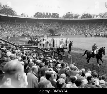 Giugno 11, 1956 - Edimburgo, in Scozia, Regno Unito - Il team tedesco passa il Royal Box durante le cerimonie che ha segnato l apertura della Olympic Equestrian Games a Stoccolma. Nella foto: della Regina e del Duca di Edimburgo nella casella con i membri della Famiglia Reale svedese durante l'evento. (Credito Immagine: © Keystone Pictures USA/ZUMAPRESS.com) Foto Stock