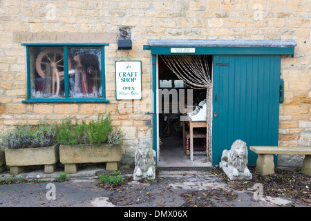 Il negozio di articoli da regalo al vecchio mulino a Lower Slaughter un villaggio in Cotswolds REGNO UNITO Foto Stock