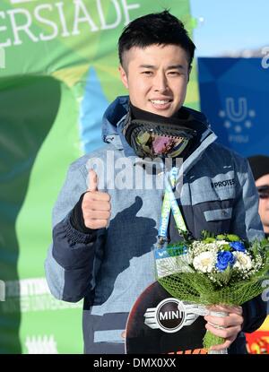 Il Trentino, Italia. Xvii Dec, 2013. Medaglia d'argento Hu Yi della Cina pone durante la cerimonia della vittoria per gli uomini di halfpipe di snowboard al XXVI Universiade Invernale in Trentino, Italia, Dicembre 17, 2013. Credito: Egli Changshan/Xinhua/Alamy Live News Foto Stock