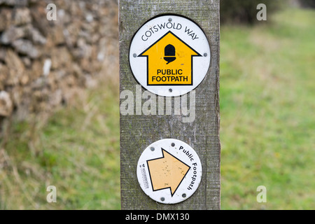 Un sentiero segno posto sulla Cotswold Way, il Costwolds REGNO UNITO Foto Stock