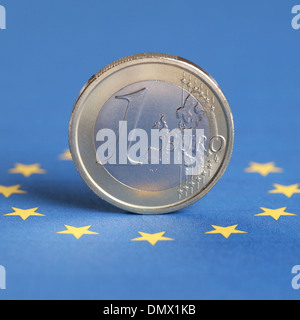 Un Euro moneta sulla bandiera UE Foto Stock