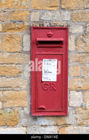 Un vecchio GR red postbox in una parete di roccia calcarea nei Costwolds REGNO UNITO Foto Stock