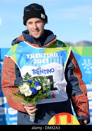 Il Trentino, Italia. Xvii Dec, 2013. Medaglia di bronzo vincitore Rafael Imhof della Svizzera pone durante la cerimonia della vittoria per gli uomini di halfpipe di snowboard al XXVI Universiade Invernale in Trentino, Italia, Dicembre 17, 2013. Credito: Egli Changshan/Xinhua/Alamy Live News Foto Stock