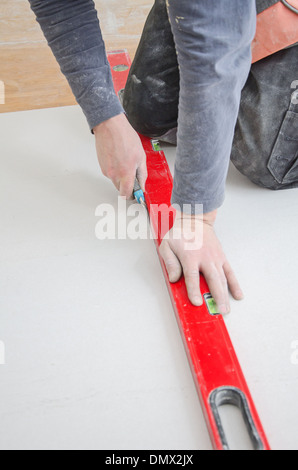 Mani maschio di misura e taglio di cartongesso Foto Stock