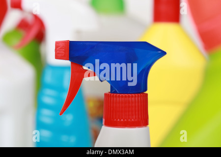 Diversi prodotti di pulizia come spray detergente e bottiglie Foto Stock