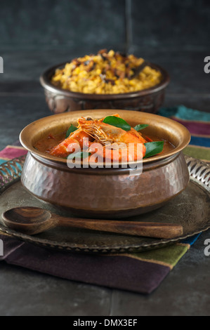 Gamberi Gamberi Patia Pathia. Parsee curry di pesce. India cibo. Foto Stock