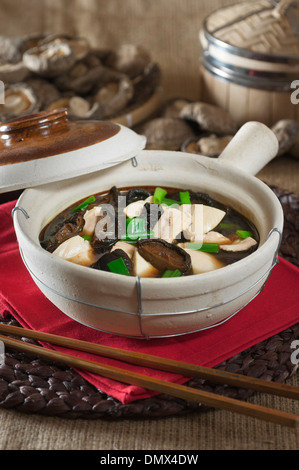 Pentola di creta di pollo con funghi. Cucina cinese Foto Stock