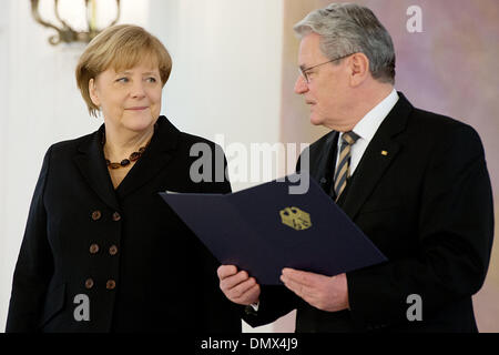 Berlino, Germania. Xvii Dec, 2013. Il Presidente tedesco Joachim Gauck presenta rieletto il Cancelliere tedesco Angela Merkel (CDU, L) con il suo certificato di appuntamento presso il Palazzo Bellevue a Berlino, Germania, 17 dicembre 2013. Foto: MAURIZIO GAMBARINI/dpa/Alamy Live News Foto Stock