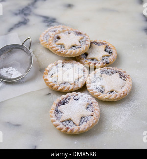 Home fatta di zucchero a velo spolverato tritare la torta su un marmo grigio superficie Foto Stock