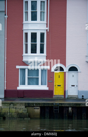 Case colorate sul lato del porto di Weymouth,Dorset. Foto Stock