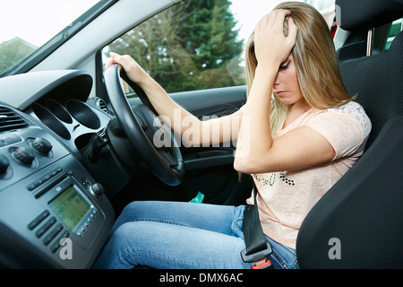 Ragazza la guida con un mal di testa Foto Stock