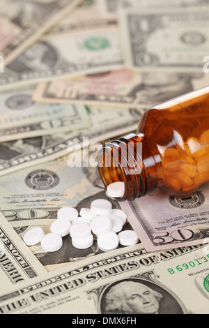 Immagine simbolica per il costo elevato della medicina (dollaro) Foto Stock
