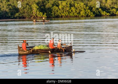 Il popolo malgascio andare a pesca in una canoa outrigger Foto Stock