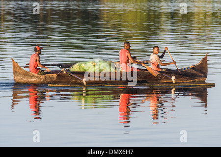 Il popolo malgascio andare a pesca in una canoa outrigger Foto Stock