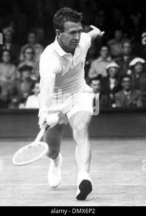 Giugno 24, 1957 - Wimbledon, England, Regno Unito - JACK ARKINSTALL di Australia in gioco durante il suo match con Mike Davis di Gran Bretagna a Wimbledon questo pomeriggio. Davies ha vinto 6-2, 6-0 e 6-3. (Credito Immagine: © Keystone Pictures USA/ZUMAPRESS.com) Foto Stock
