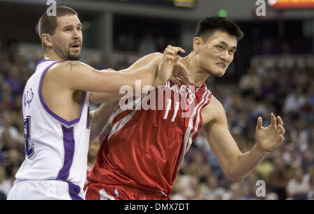 Dic 08, 2005; Sacramento, CA, Stati Uniti d'America; Sacramento Kings Brad Miller combatte per posizione con Houston Rockets Yao Ming nella prima metà di Arco Arena a Sacramento, la California il 8 dicembre 2005. Credito: Foto di Paul Kitagaki Jr./Sacramento Bee /ZUMA premere. (©) Copyright 2005 by Sacramento Bee Foto Stock